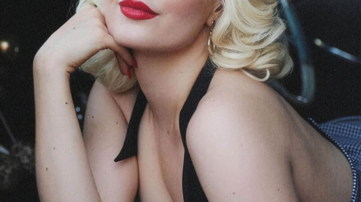 Woman wearing Marilyn platinum blonde lace front wig