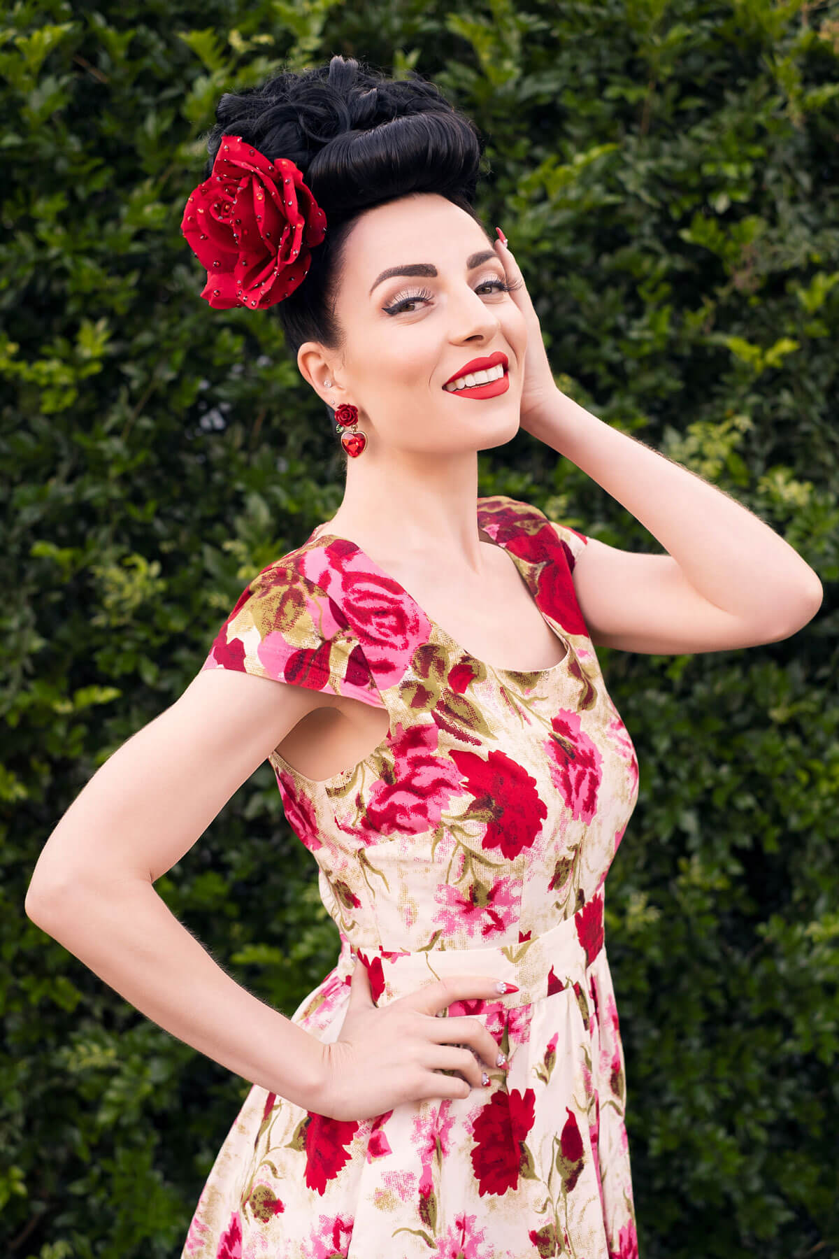 Woman in a floral dress with red flowers against a green background. Bumper bangs pack - vintage 40s 50s fringe roll: Lena black 1b