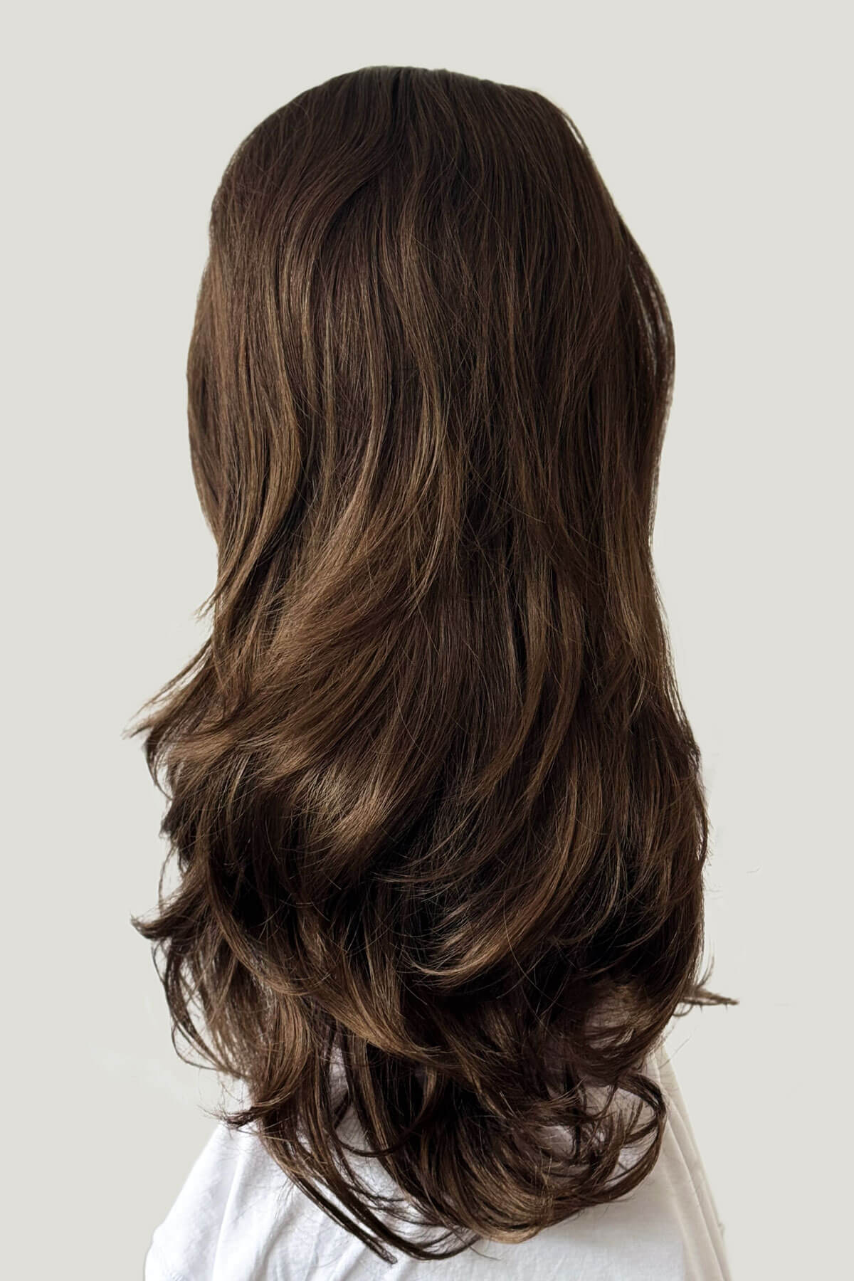 Long, wavy brown hair on a plain background. High crown long, layered half wig and volume ring: Helena brown and blonde 10T6