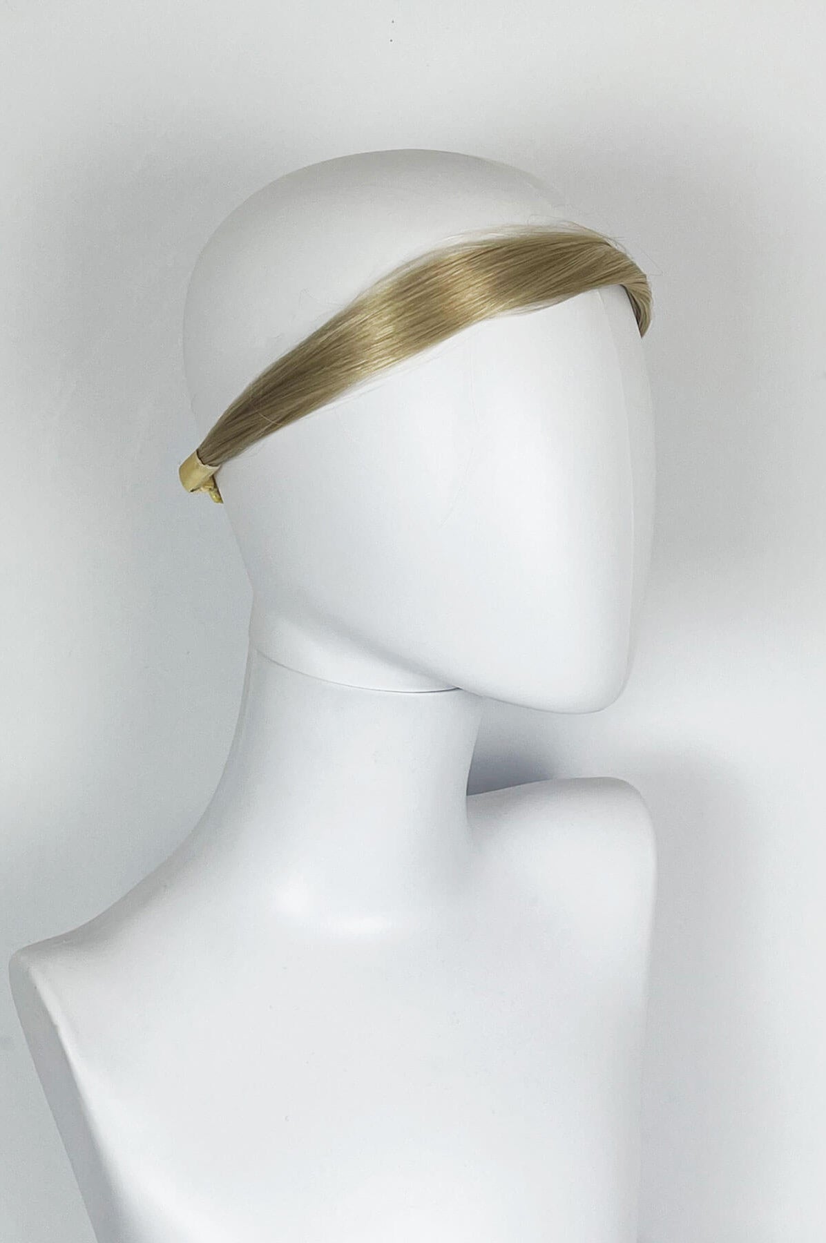 Mannequin head with a blonde headband on a white background. Loose hair hairband: Mabel blonde 24H613