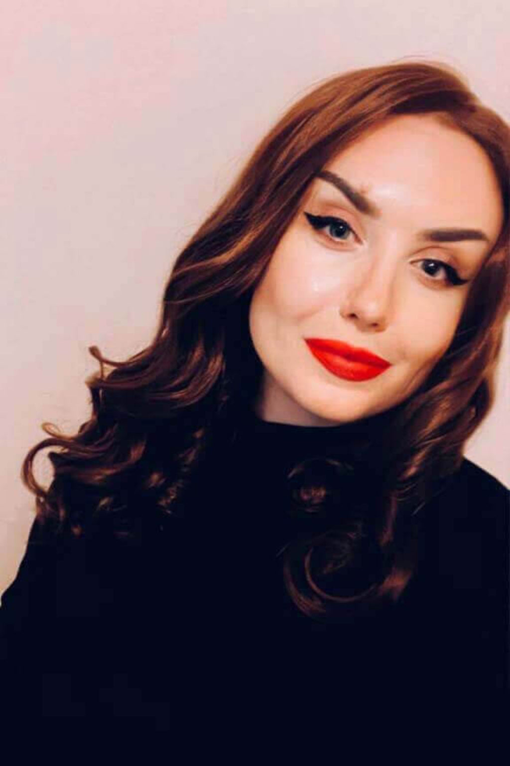 Brown pinup wig, lace front with finger waves: Nikita colour chestnut brown 8