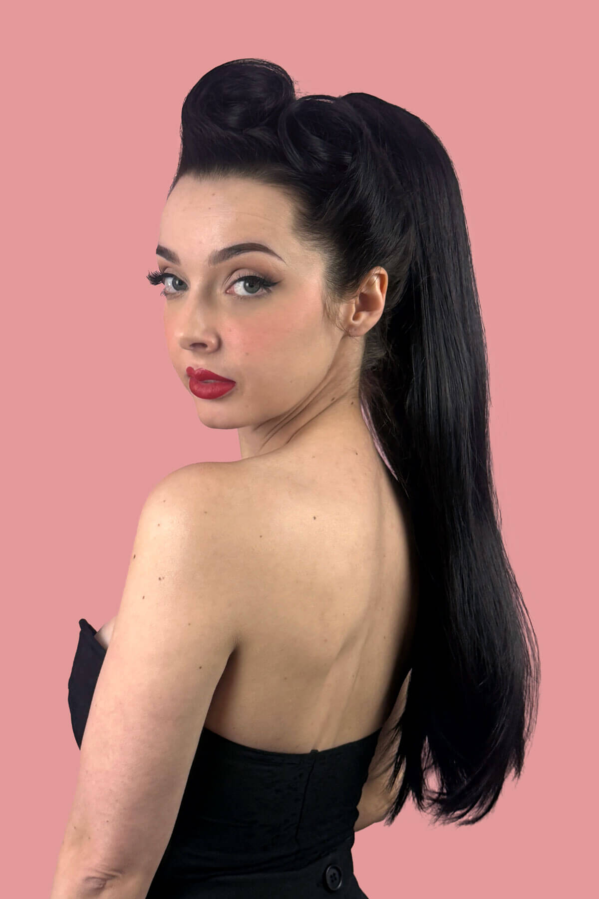 Woman with long black hair in a straight ponytail. Straight ponytail hairpiece, long extension: Tara black 1B