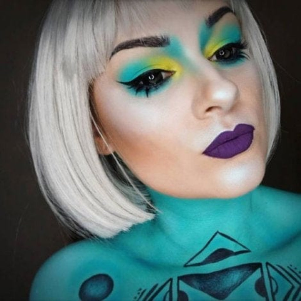 Satin-grey/silver bob wig, short and chic: Celeste