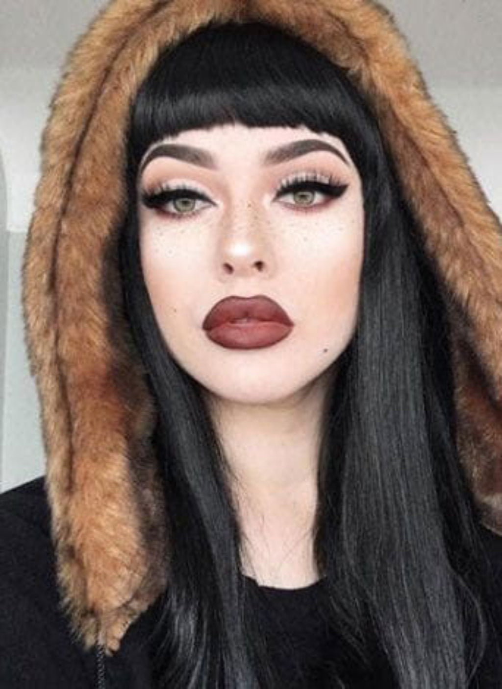 Long straight black wig with straight fringe: Carmen