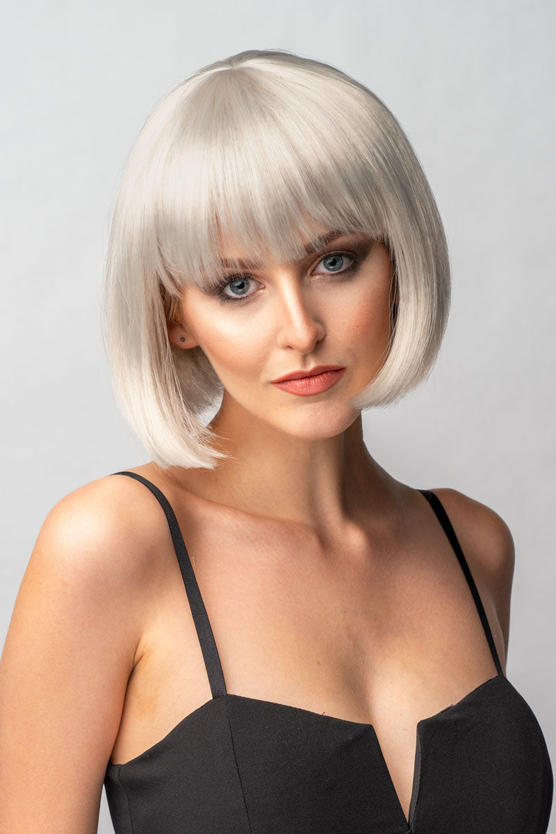 Satin-grey/silver bob wig, short and chic: Celeste