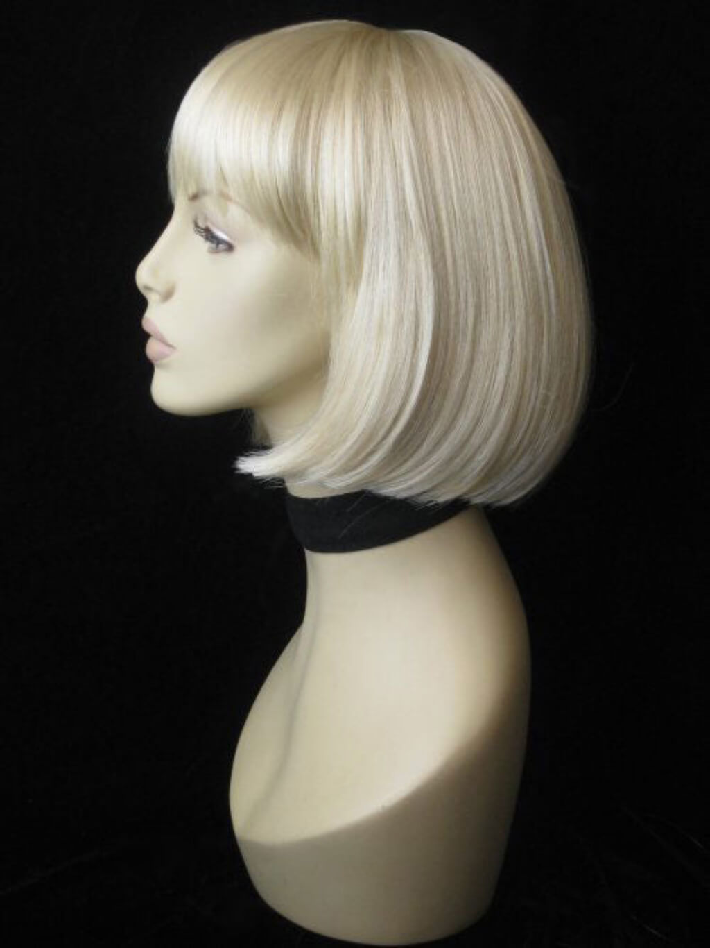 Mannequin head with a blonde bob wig on a black background. Blonde bob wig with fringe: Gracie blonde 613