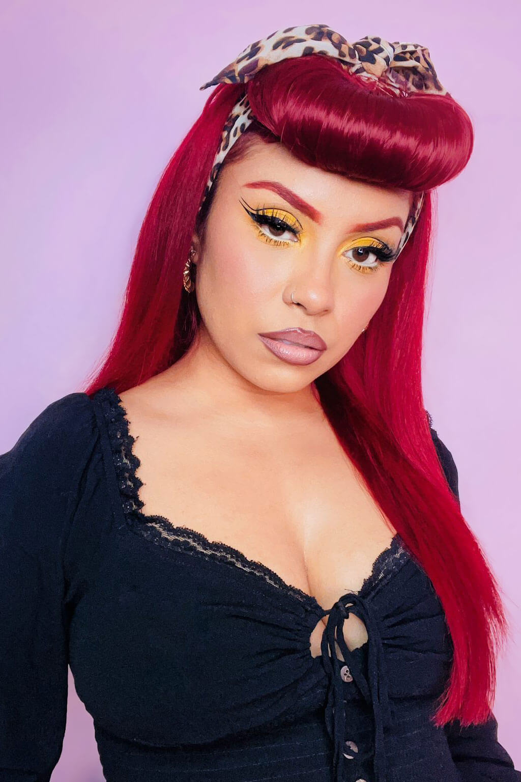 Woman with red hair and leopard print headband against a pink background. Bumper bangs pack - vintage 40s 50s fringe roll: Lena red 39