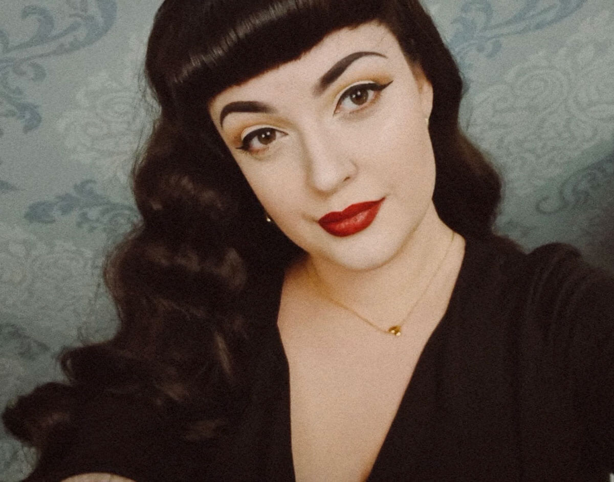 Mannequin head with long, dark brown hair styled in a ponytail on a plain background. Ultra long half wig with hollywood waves. chestnut brown 8