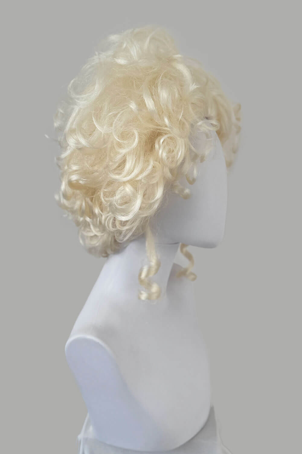 Platinum blonde Marie Antoinette style wig: Marie platinum blonde 1001
