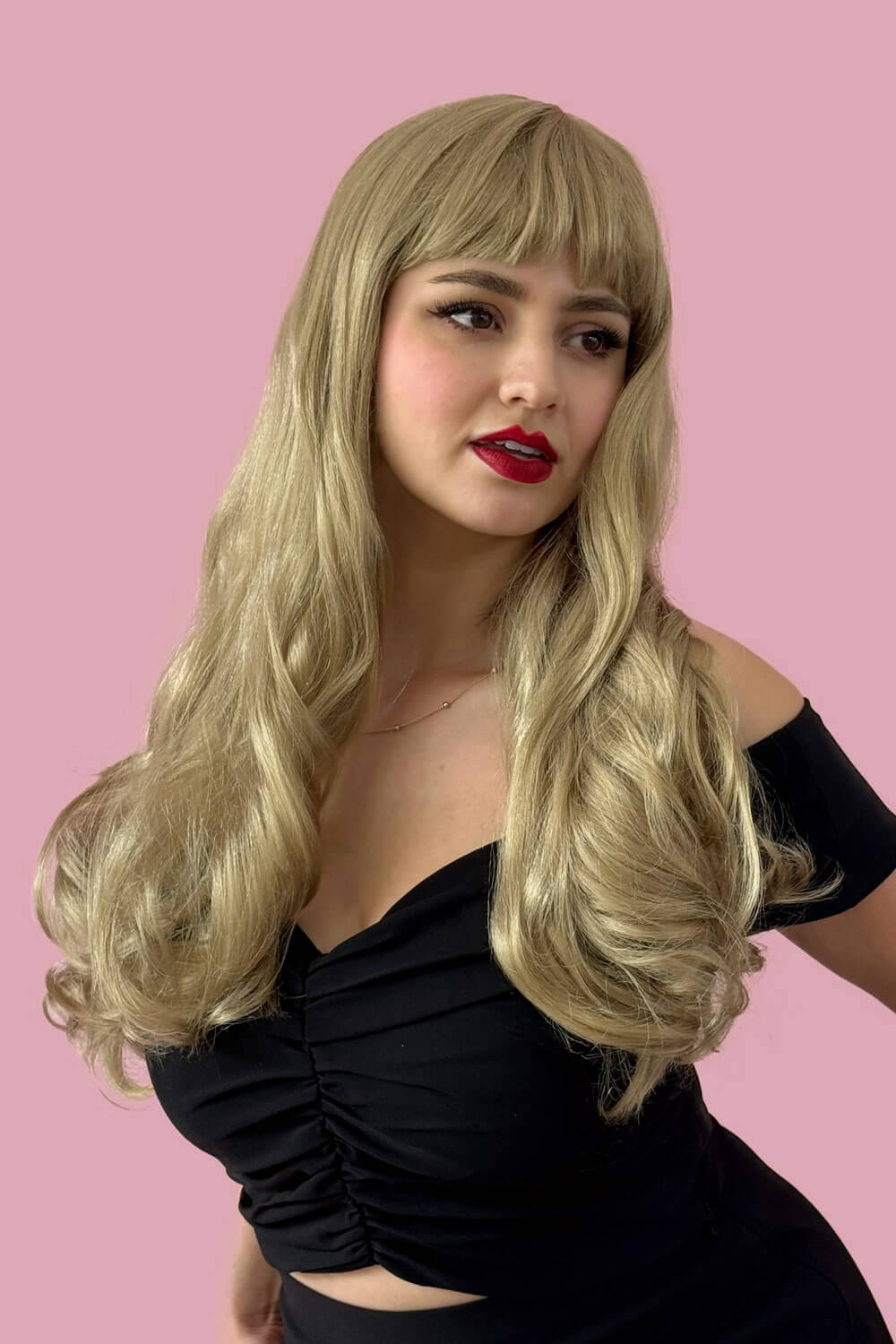 Long blonde wavy wig with pinup-style fringe: Elena