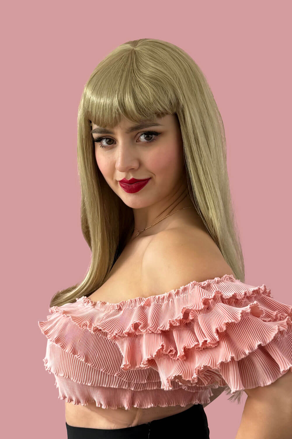 Long blonde wig with straight hair and a short, straight fringe: Nicole