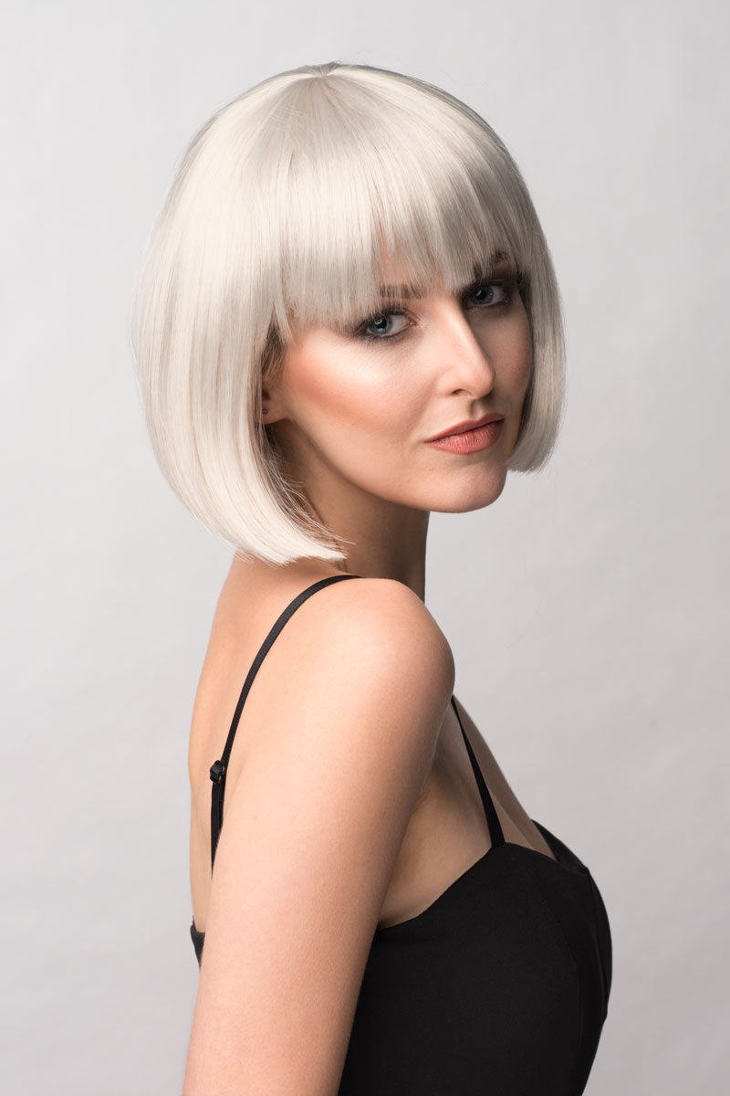 Satin-grey/silver bob wig, short and chic: Celeste