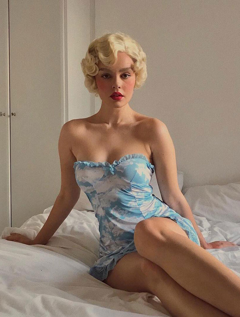 Blonde 1920s 1930s style wig, short with finger waves: Diva creamy blonde 613
