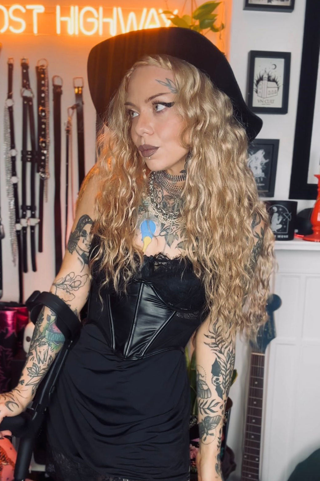 Long brown crimped wig, brown and blonde dip dye (ombre): Tiggy