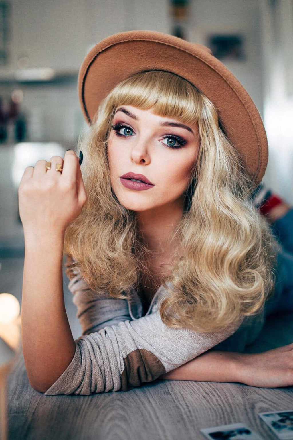 Blonde pinup wig, curled with short fringe, 1950s style: Cora blonde 24H613